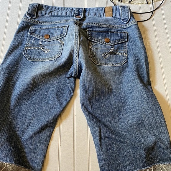 Maurices Capri Jeans Womens Size 1/2 Blue Cuffed Light Wash - Picture 4 of 5